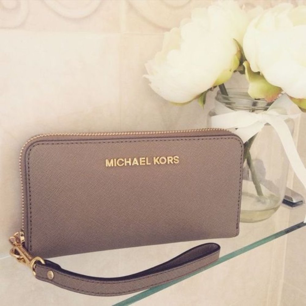 MiCHAEL KORS WRISTLET WALLET (TAUPE)